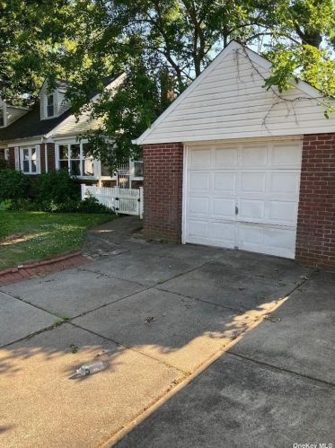 505 8th St, New Hyde Park, NY 11040-5515