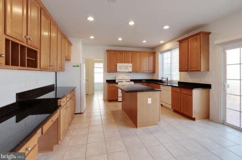 8987 Birch Bay Cir, Lorton VA  22079-5660 exterior