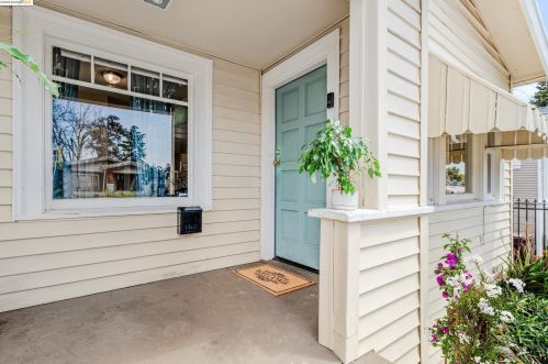 6218 Hilton St, Oakland CA  94605-1447 exterior