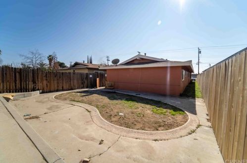 1437 Lake St, Bakersfield CA 93305-4841 exterior