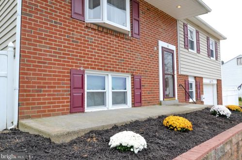 4 Guenever Dr, New Castle DE  19720-2923 exterior