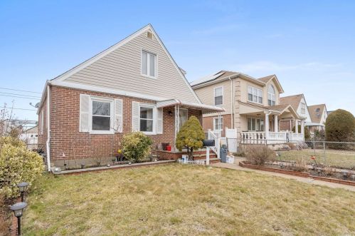 99 Warwick Rd, Floral Park, NY 11003-1427