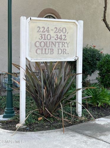 238 Country Club Dr, Simi Valley CA  93065-7629 exterior