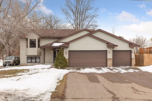 1124 County Road D, Saint Paul, MN 55112-7571