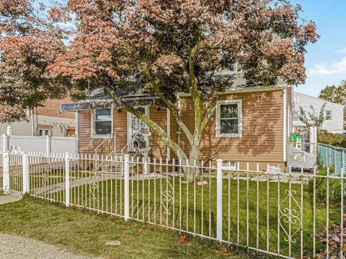 3165 Waterbury Ave, Bronx, NY 10465-1462