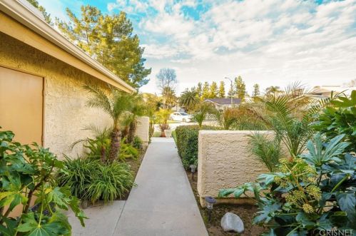 27861 Cherry Creek Dr, Santa Clarita CA  91354-1355 exterior