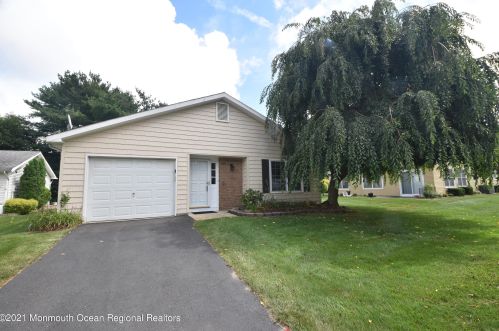 4 Dartmoor Rd, Bricktown, NJ 08724-2057