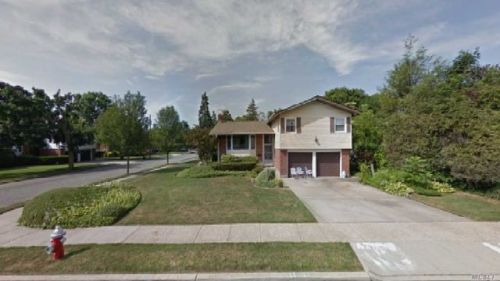 26 Marshall Ln, Westbury, NY 11590-2814