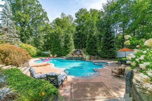25 Wilshire Dr, Sparta NJ  07871-2841 exterior