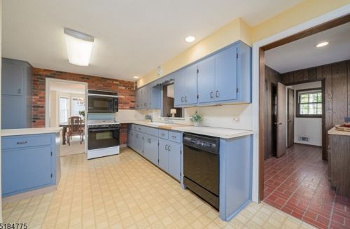 22 Rose Ter, Chatham Township NJ  07928-2070 exterior