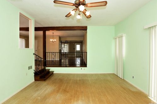 472 Piping Rock Rd, Seaford NY  11783-1038 exterior