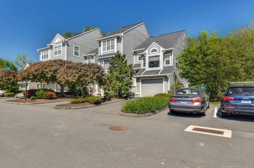 220 Algonquin Trl, Bridgeport, CT 06611-4579