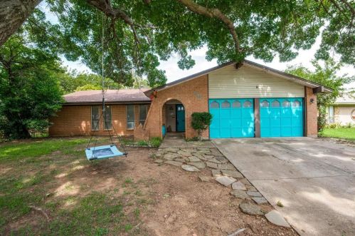 2305 Georgetown Dr, Denton, TX 76201-0738