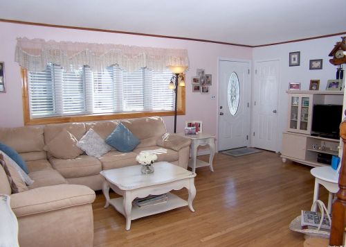 923 Erie Ave, North Lindenhurst, NY 11757-2116
