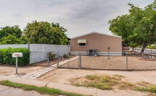 2711 Curtis Rd, Tucson, AZ 85705-1106