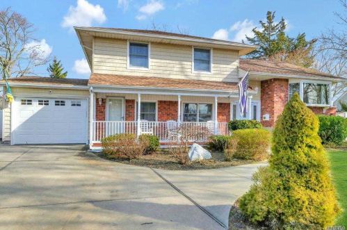25 Dudley Ln, San Remo, NY 11754-4105