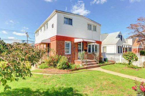 65 Warwick Rd, Floral Park, NY 11003-1425