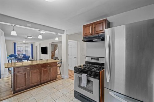 1736 Elmwood Ave, Warwick RI  02888-1104 exterior