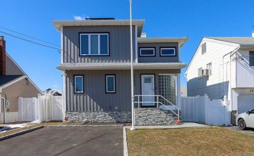 2552 Neptune Ave, Seaford, NY 11783-3410