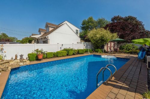 3766 Hudson Ave, Seaford NY  11783-2319 exterior