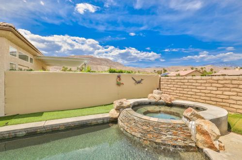 21 Florentina Dr, Rancho Mirage CA  92270-4804 exterior