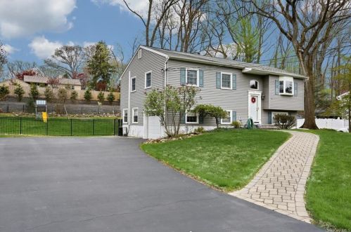 574 Millburn Ct, Valley Cottage, NY 10989-1419