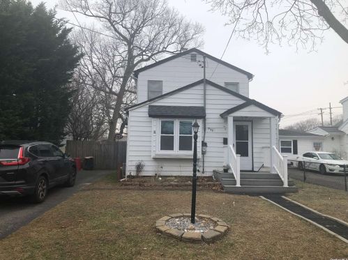 727 Myrtle Ave, West Islip NY  11795-3719 exterior