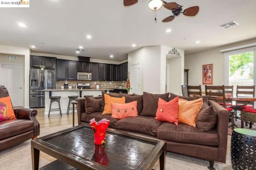 1013 Clear Lake Dr, Oakley, CA 94561-3518