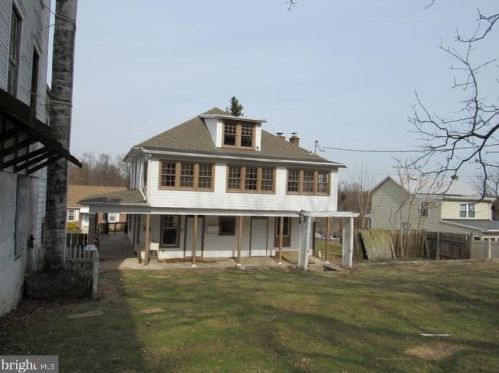 825 Market St, Mount Wolf, PA 17347-9774