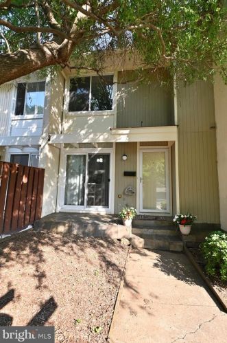2433 Southgate Sq, Herndon, VA 20191-1217
