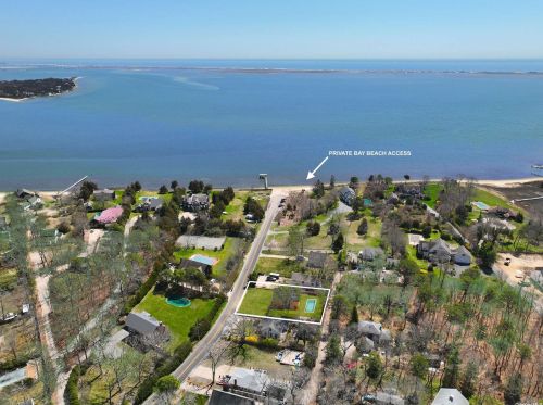 9 Willow Shade Ave, East Quogue, NY 11942-4625