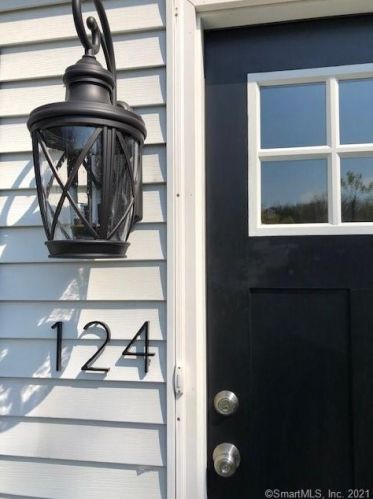 124 Park Dr, Kensington CT  06037-3815 exterior