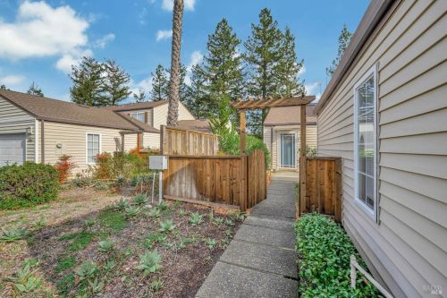 1642 Yardley St, Santa Rosa, CA 95403-2397