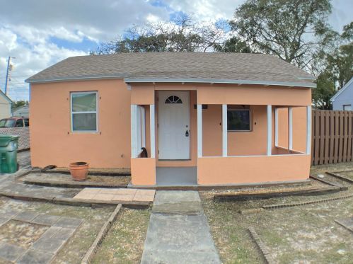 523 2nd St, West Palm Beach, FL 33404-7615