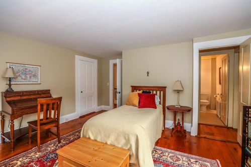7 Carriage Rd, Amherst NH  03031-2933 exterior
