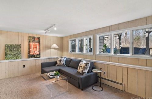 57 Midrocks Dr, Norwalk CT 06851-1626 exterior