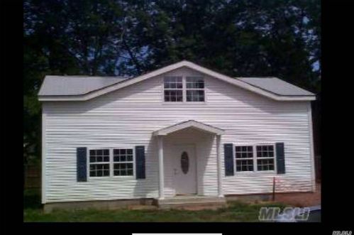 833 Udall Rd, West Islip, NY 11795-1402