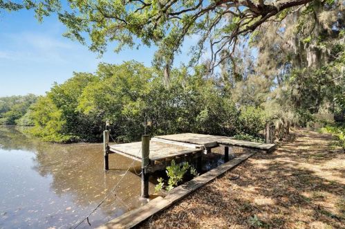 118 2nd St, Ruskin, FL 33570-3930