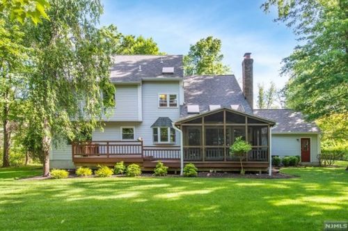 2 Sparrowbush Rd, Mahwah NJ  07430-1525 exterior