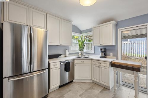 2985 Barrett St, Oakland, CA 94605-5309