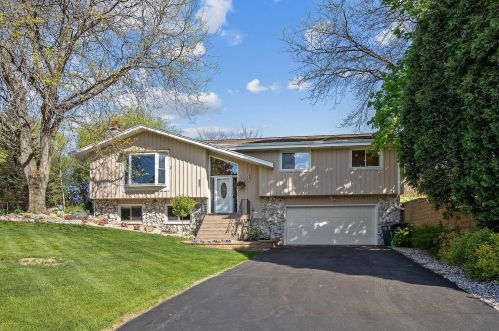 21710 Ann Louise Ct, Waukesha, WI 53146-2318