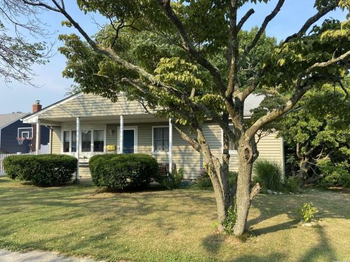 11 Nehring Ave, Babylon, NY 11702-2430