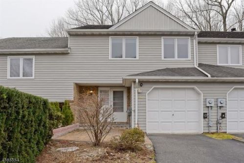 86 Stockton Ct, Greystone Park, NJ 07950-1296
