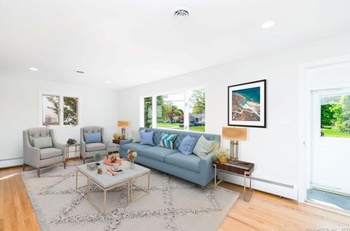 11 Bristol Rd, Windsor Locks CT  06096-2009 exterior