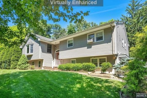 105 Grove St, Oakland, NJ 07436-2506