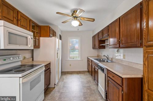 7374 Hoppy Ln, Locust Grove, VA 22508-2665