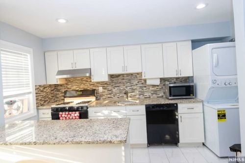 35 Wedgewood Dr, Verona, NJ 07044-2130