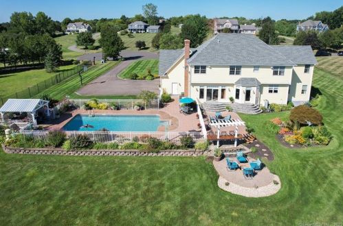 16 Marie Ln, Wallingford CT  06492-1935 exterior