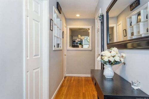220 Bond St, Westbury, NY 11590-4027