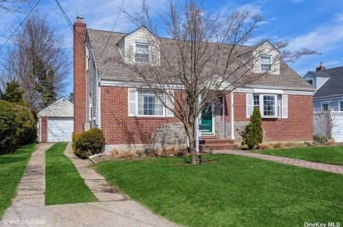 437 Elm St, Hempstead, NY 11552-3226